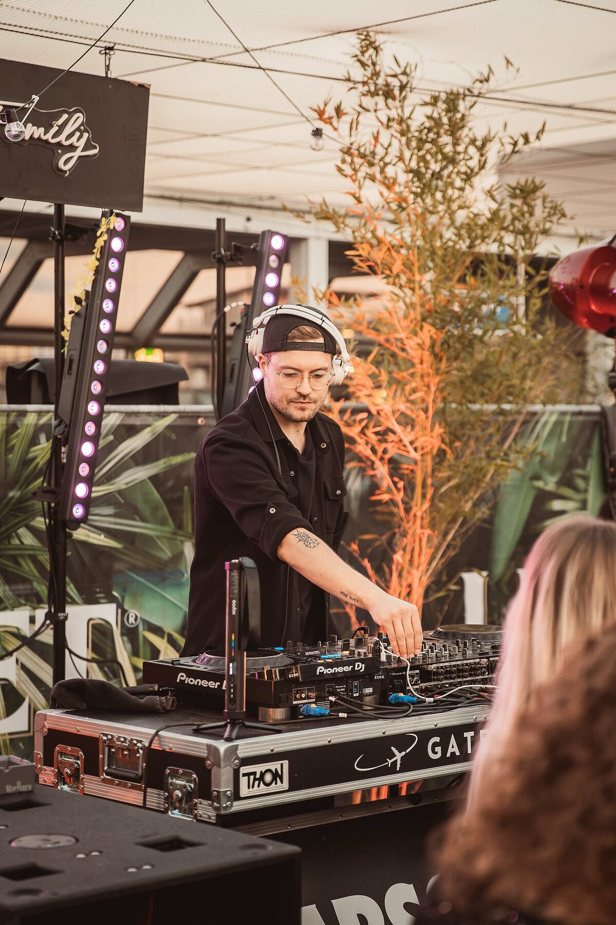 It's MA konzentriert am Pioneer DJ Mixer während eines Gigs